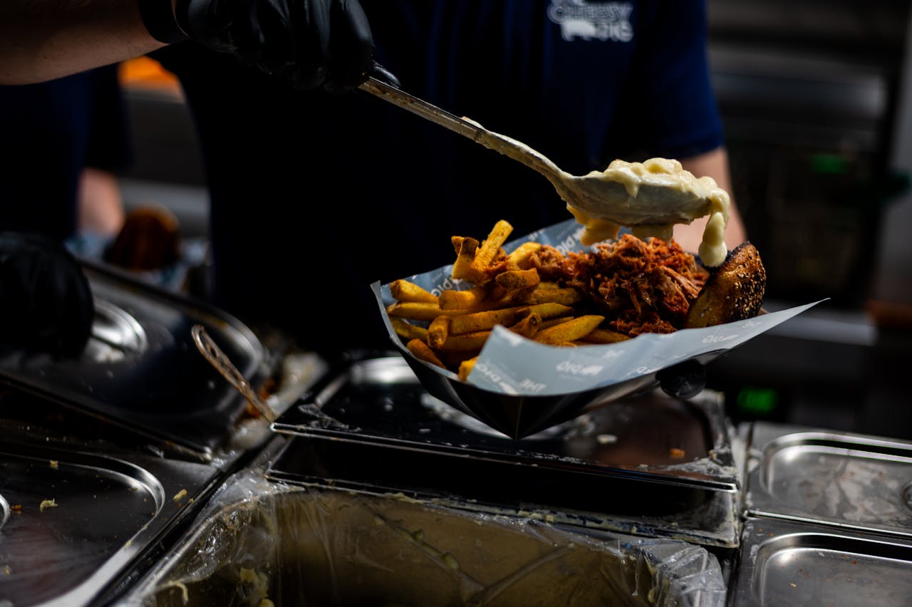 Smullen van loaded fries met pulled chicken